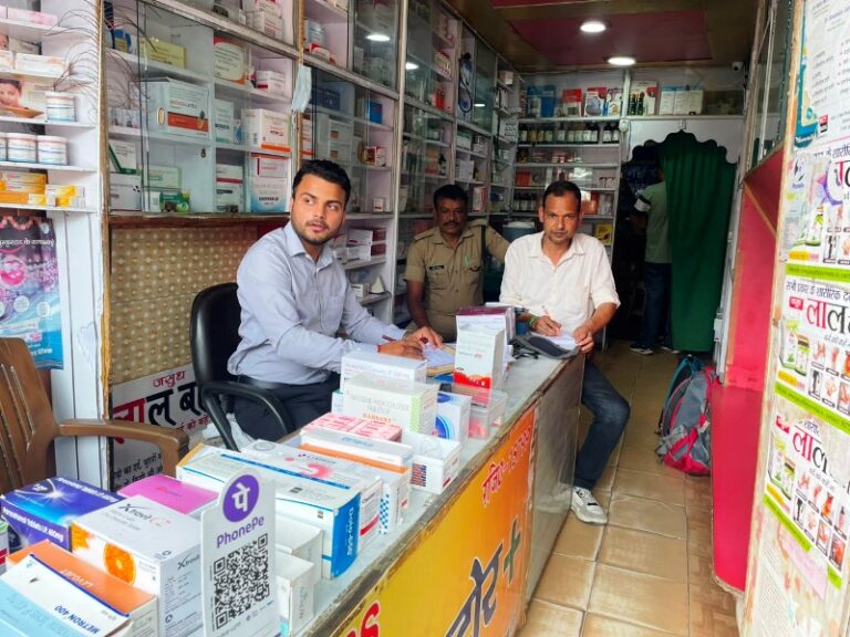 लम्बगांव में दवा दुकानों पर प्रशासन की बड़ी कार्रवाई, दो मेडिकल स्टोरों के संचालन पर तत्काल रोक