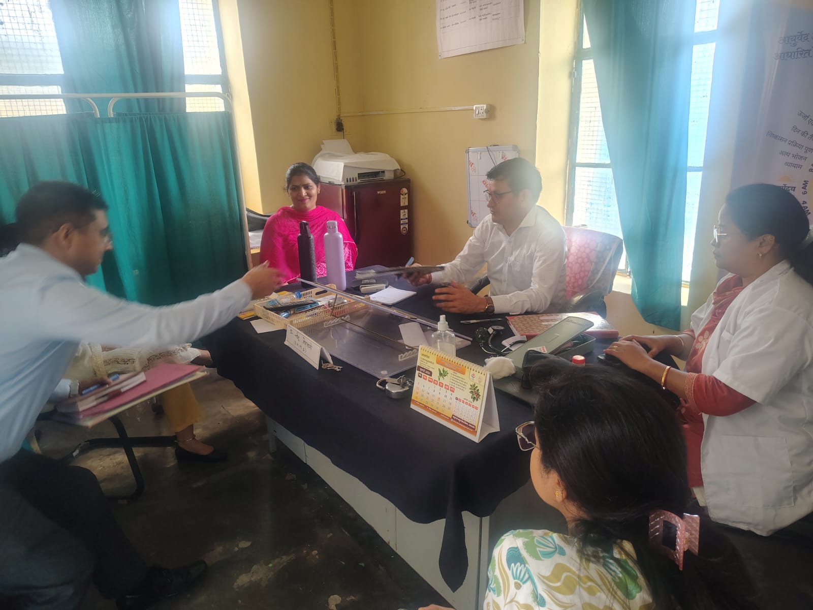 औचक निरीक्षण में उप तहसील का कर्मचारी मिला अनुपस्थित, वेतन रोकने और कारण बताओ नोटिस जारी करने के निर्देश