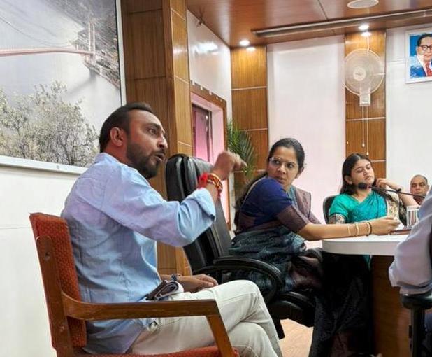 टिहरी झील विकास प्राधिकरण में नक्शा स्वीकृति की अड़चन दूर करने की मांग, डीएम को सौंपा पत्र