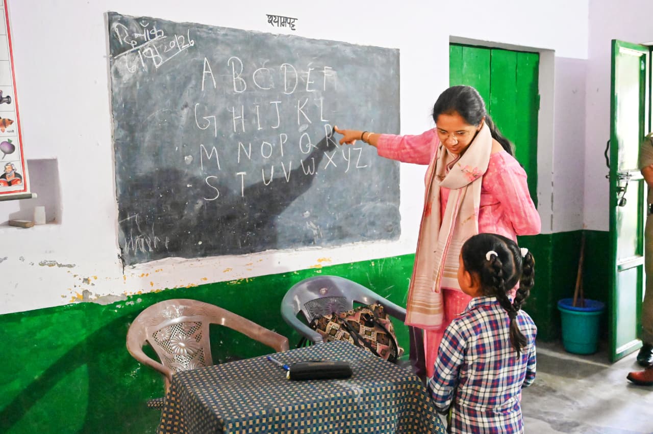 टिहरी: डीएम नितिका खण्डेलवाल ने आंगनवाड़ी केंद्र का किया निरीक्षण, नौनिहालों को स्वयं पढ़ाया और पोषण व्यवस्था परखी