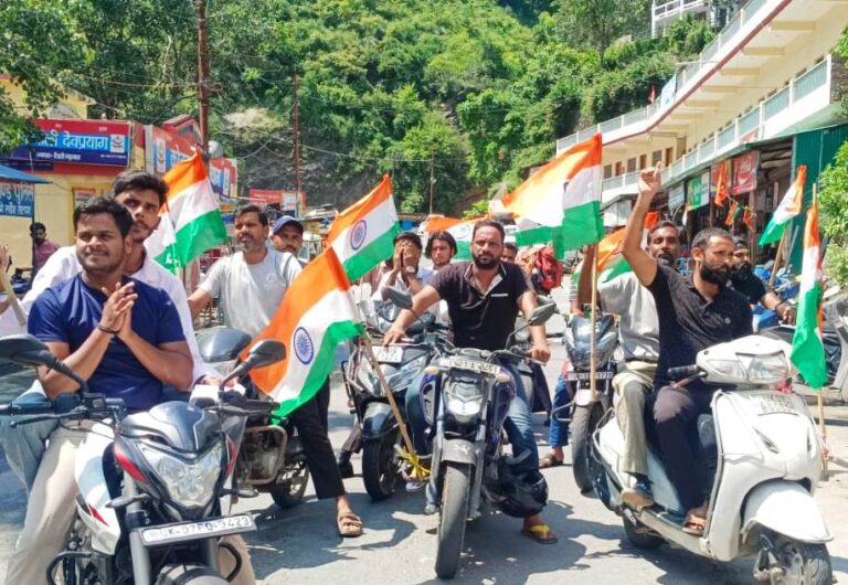 देवप्रयाग में गूंजा ‘भारत माता की जय’, निकली भव्य तिरंगा बाइक रैली