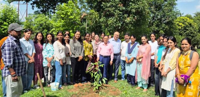 HNBGU विश्वविद्यालय में हर्षोल्लास से मनाया गया रक्षाबंधन पर्व, ‘प्रकृति वंदन’ से दिया पर्यावरण संरक्षण का संदेश