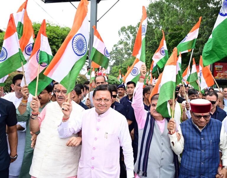 देहरादून में तिरंगे के रंग में रंगा माहौल, हजारों लोगों के साथ सीएम धामी ने निकाली ‘हर घर तिरंगा यात्रा’