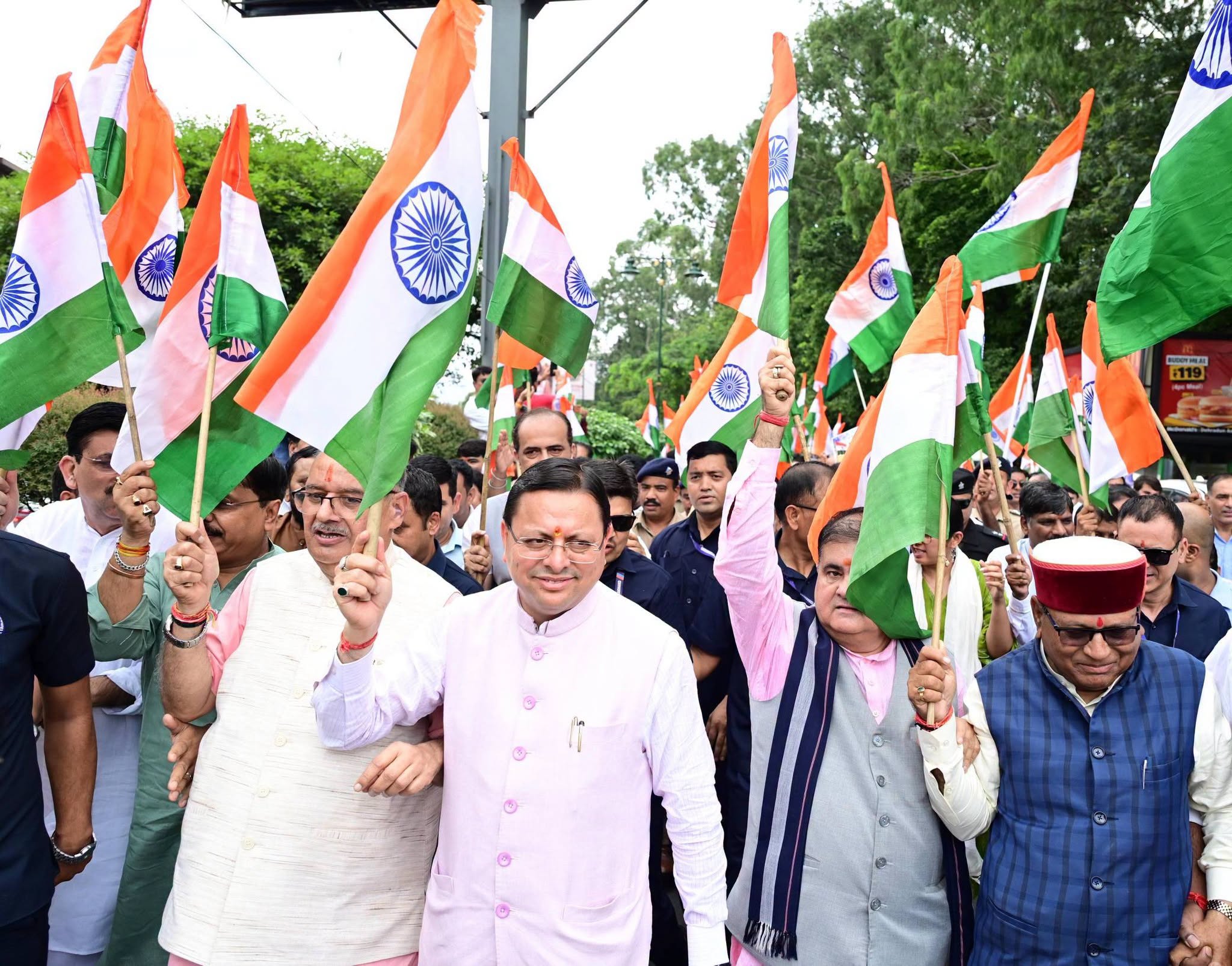 देहरादून में तिरंगे के रंग में रंगा माहौल, हजारों लोगों के साथ सीएम धामी ने निकाली ‘हर घर तिरंगा यात्रा’