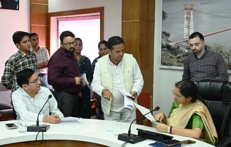 जनता की समस्याओं के समाधान को सर्वोच्च प्राथमिकता, 74 शिकायतों में अधिकांश का मौके पर निस्तारण