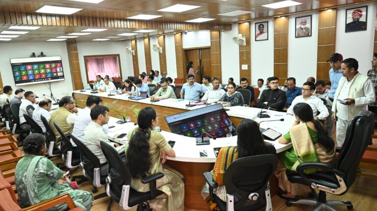 वन भूमि हस्तांतरण के 10 लंबित प्रकरणों की डीएम ने की समीक्षा, एक सप्ताह में प्रक्रिया पूरी करने के निर्देश