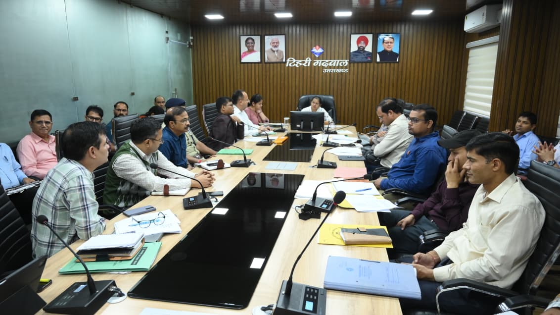 भूस्खलन प्रभावित क्षेत्रों में सुरक्षा कार्य तेज करें: डीएम नितिका खंडेलवाल