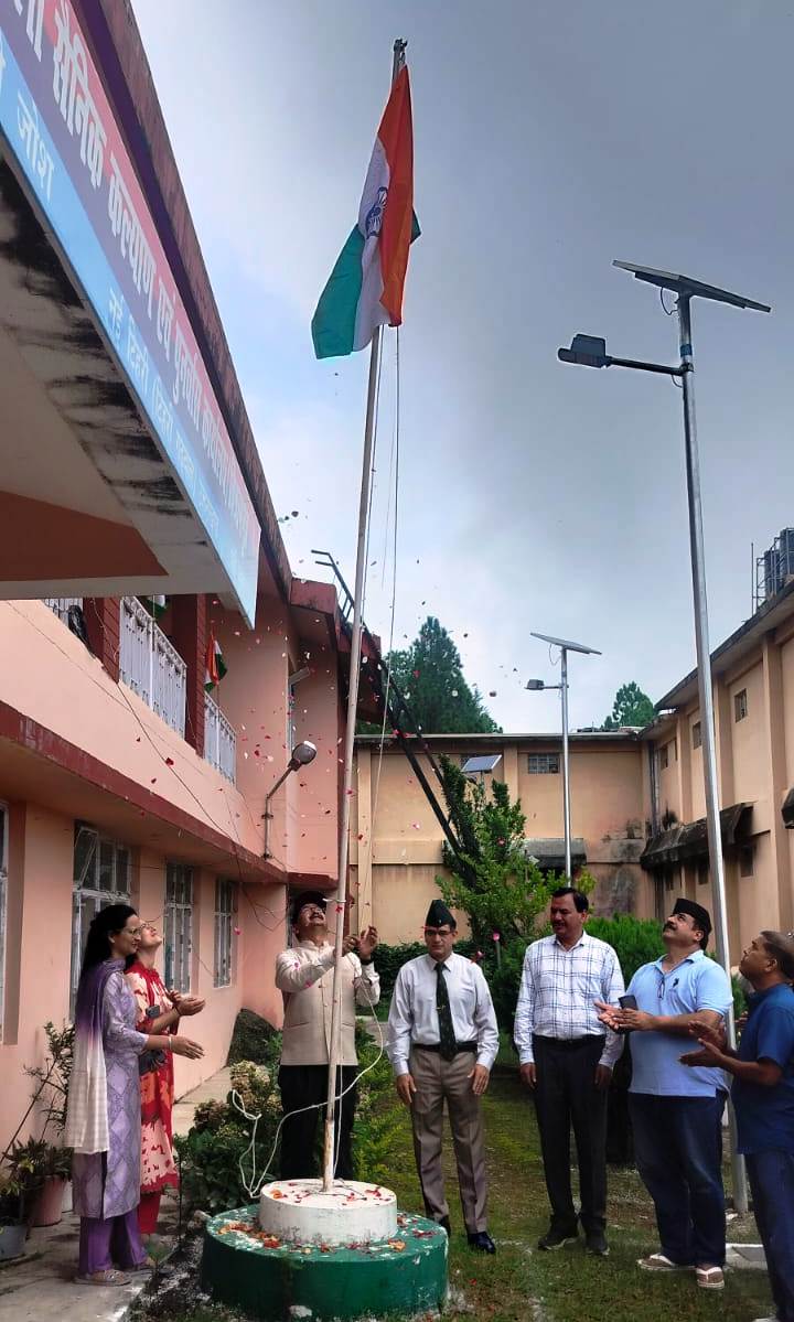 स्वतंत्रता दिवस पर वीर नारियों ने फहराया तिरंगा, शहीदों को किया नमन