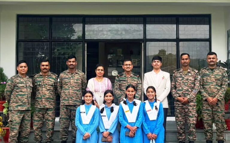 टिहरी के दौंक में छात्राओं ने जवानों के साथ मनाया रक्षाबंधन, बांधा रक्षा सूत्र
