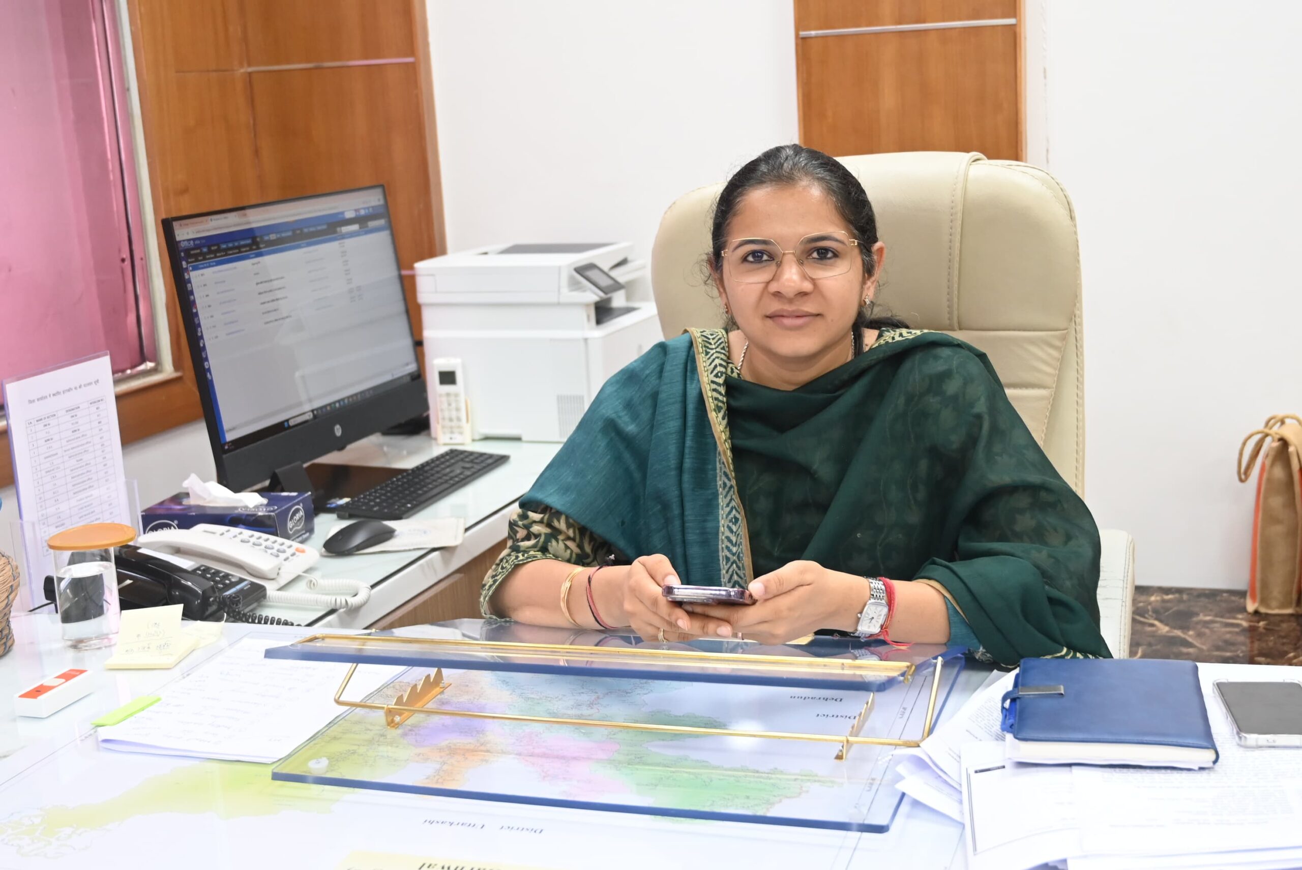 विशेष गहन पुनरीक्षण में दावे-आपत्तियों के निस्तारण की जिलाधिकारी ने की समीक्षा