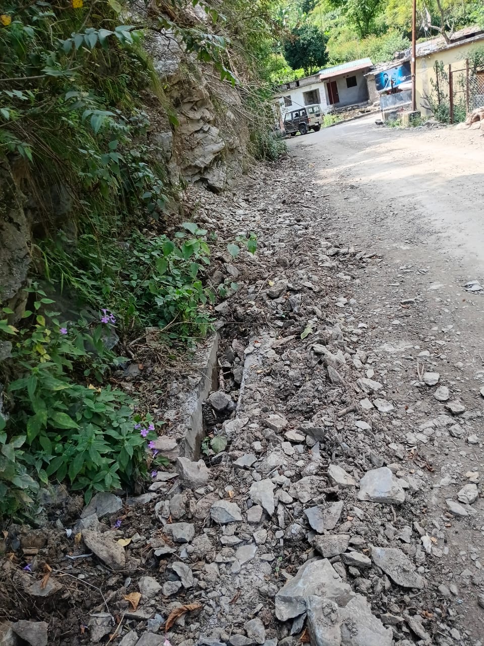 मलवा आने से जगेठी की सिंचाई गूल बंद, काश्तकारों की फसलें सूखने के कगार पर