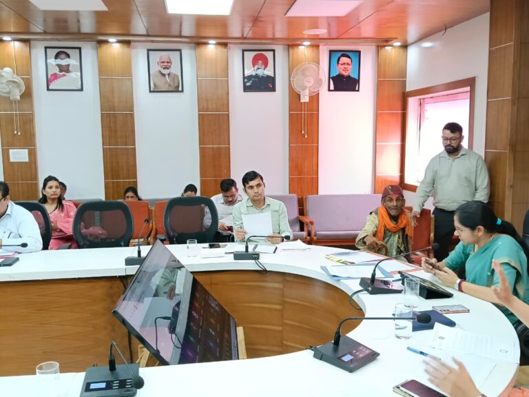 जिलाधिकारी ने जनता दरबार में सुनी जनसमस्याएं, समयबद्ध निस्तारण के निर्देश
