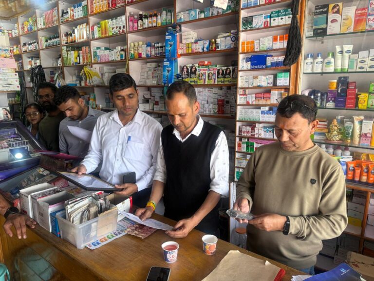 नई टिहरी के मेडिकल स्टोर्स का संयुक्त टीम ने किया औचक निरीक्षण