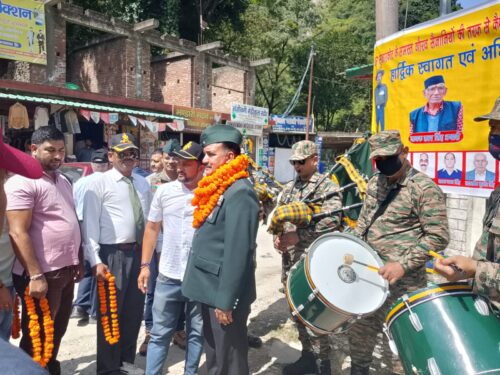 लेफ्टिनेंट महावीर भंडारी के गांव पहुंचने पर हुआ भव्य स्वागत