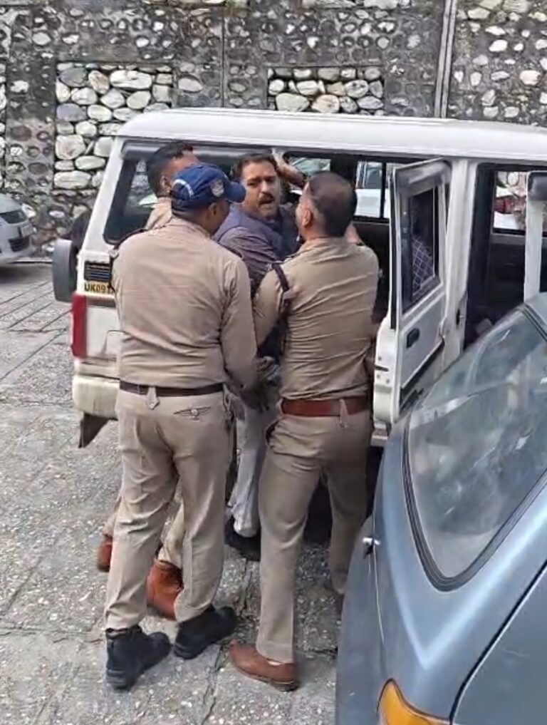 नई टिहरी में मेडिकल कॉलेज की मांग को लेकर कनस्तर बजाकर प्रदर्शन, कांग्रेस नेताओं समेत कई हिरासत में