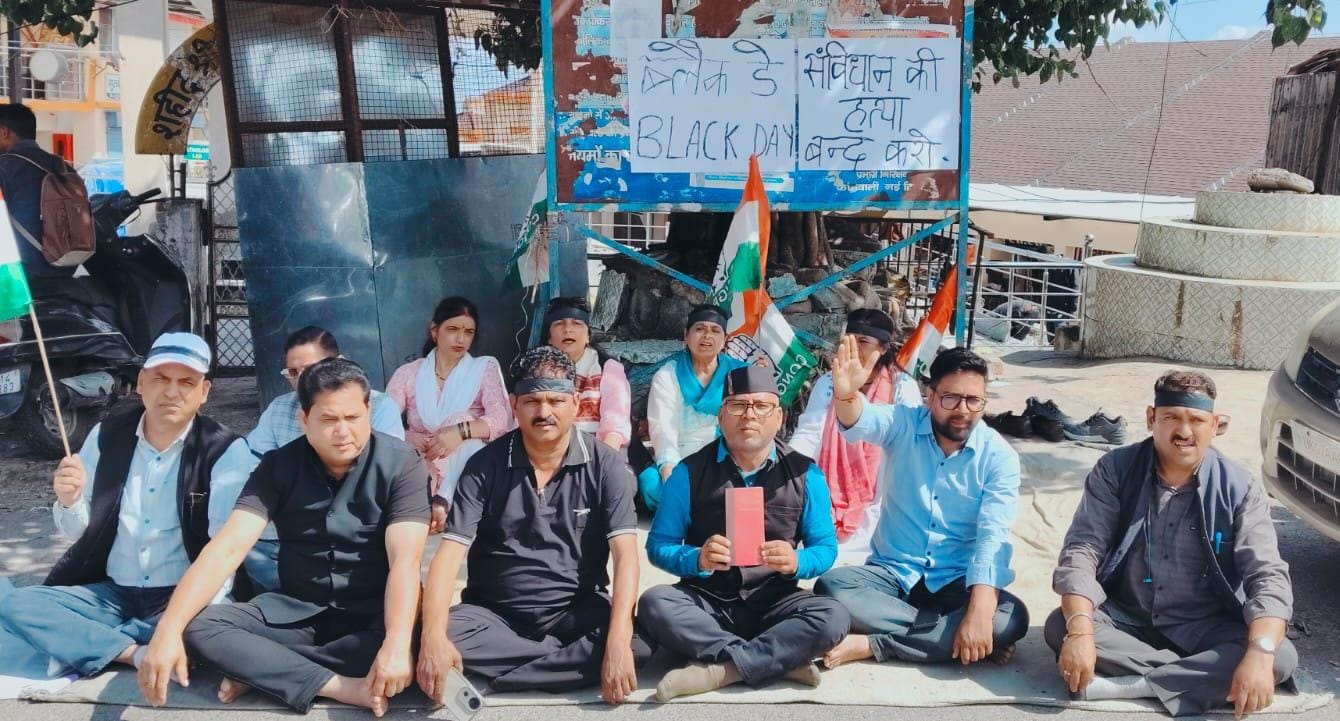 नई टिहरी में कांग्रेस का प्रदर्शन, संविधान और लोकतांत्रिक मूल्यों की रक्षा की मांग